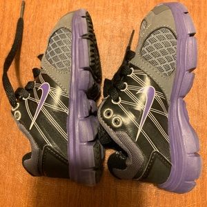 Boys Nike Glide 2 shoes size 6